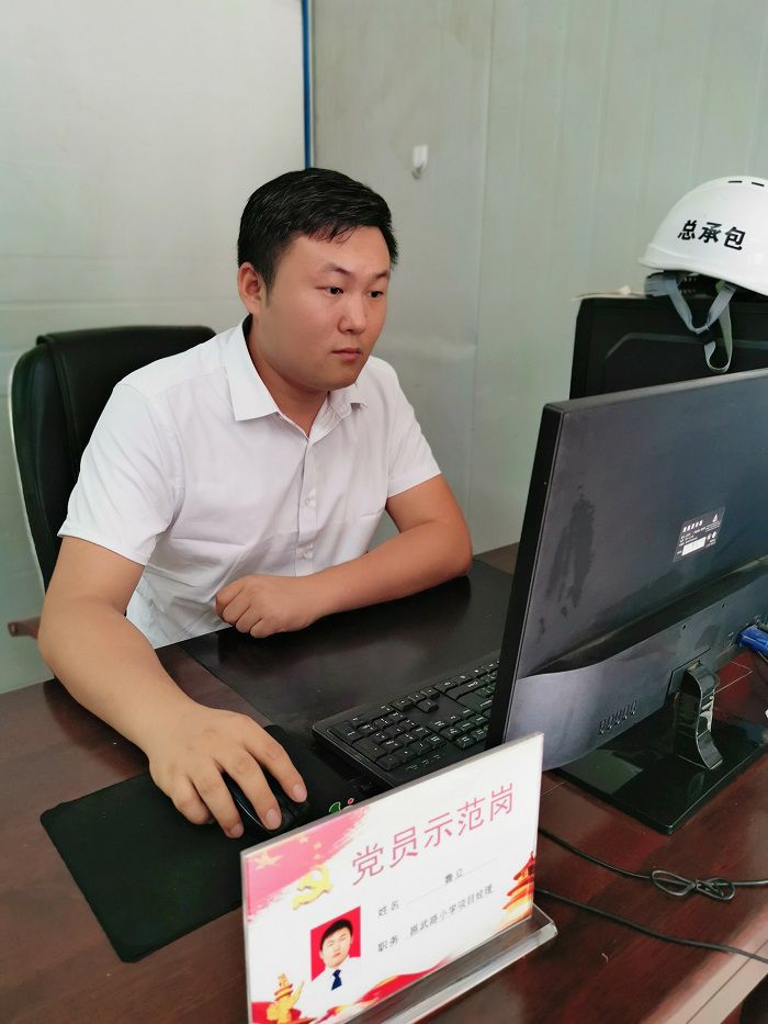 鲁立在办公室。冯翔  摄.jpg