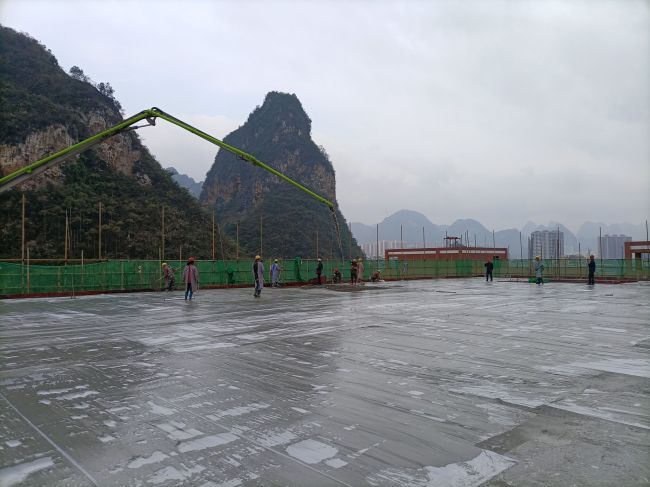 风雨操场食堂屋面层混凝土浇筑现场。陈志健 摄.jpg