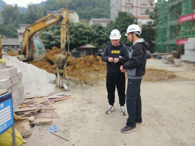 黄建书（左一）在和青年互换.jpg