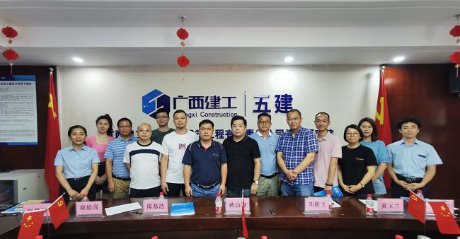 双方合影留想。五建设计钻研院供图（建图）.jpg