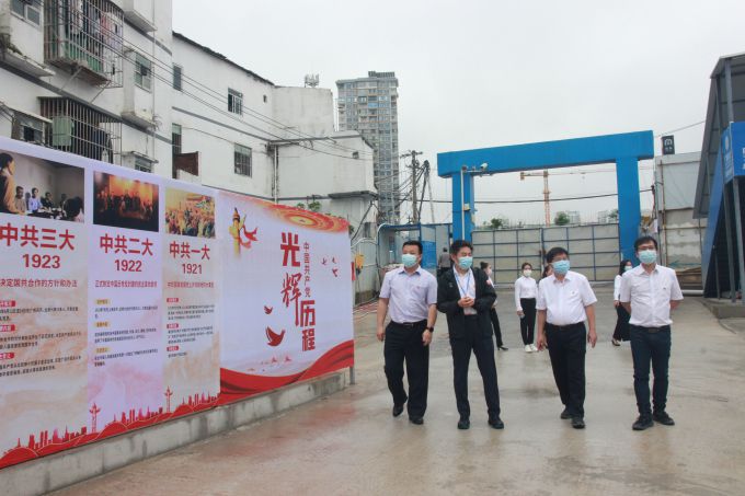 参观“红色长廊”。邓灿滨 摄（建图）.jpg