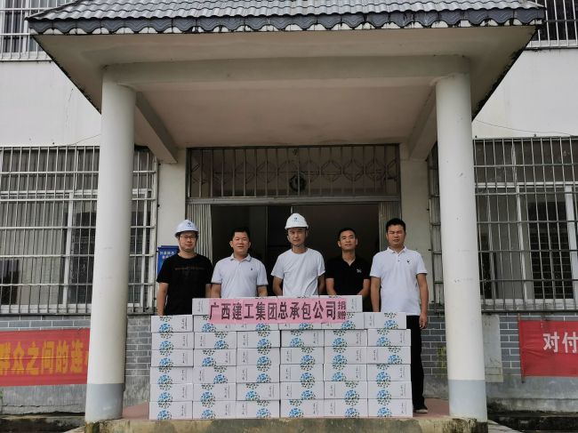 捐赠抗灾物资。谭山泉 摄（建图）.jpg