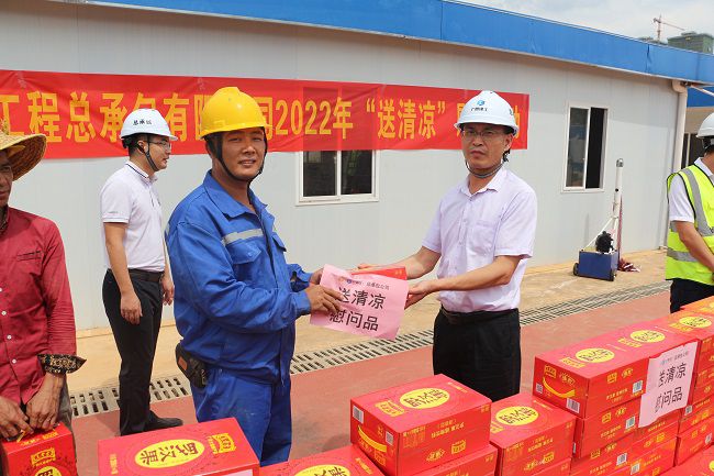 发放慰问品。张钊林 摄（建图）.jpg