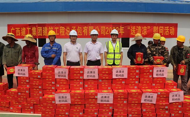 与农名工代表合影留想。张钊林 摄（建图）.jpg