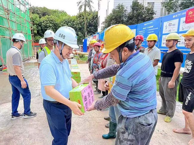 岑廷义为一线工人发放清冷饮品。 谢秋云 摄（650图）.jpg