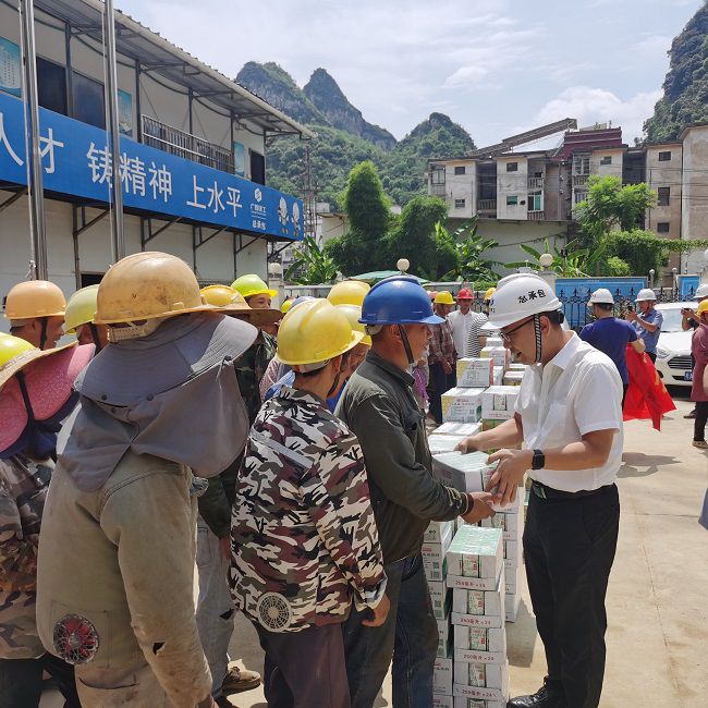 发放慰问品。陈享 摄（建图）.jpg