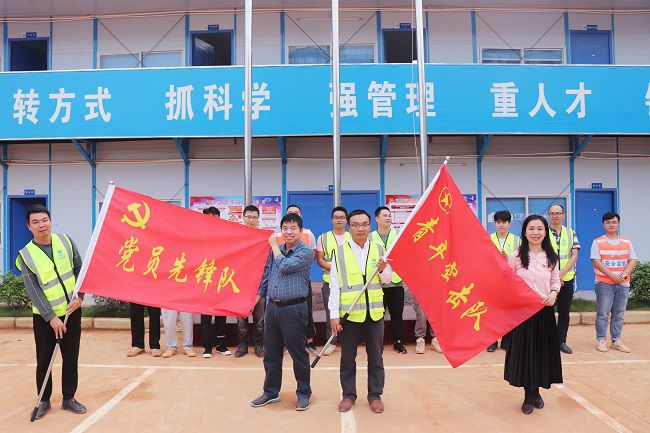 岑廷义和张力为党支部授旗。周煜川 摄（建图）.jpg