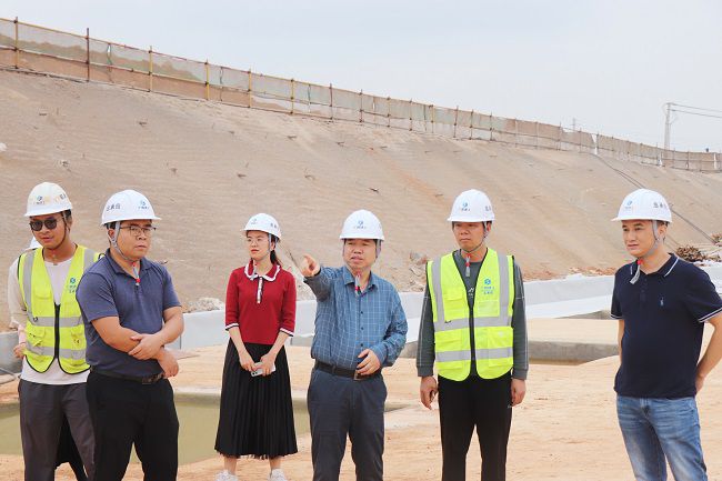 岑廷义深刻现场视察施工过程。周煜川 摄（建图）.jpg