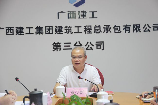 邓少新宣讲党的二十大心灵。梁红玉 摄（建图）.jpg
