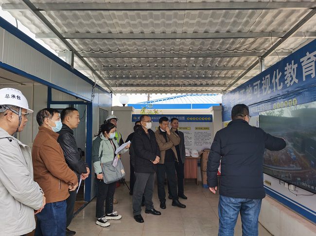 听取项目情况汇报。彭强 摄（建图）.jpg