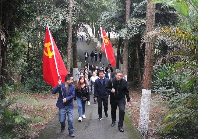 徒步走。张钊林 摄（建图）.jpg