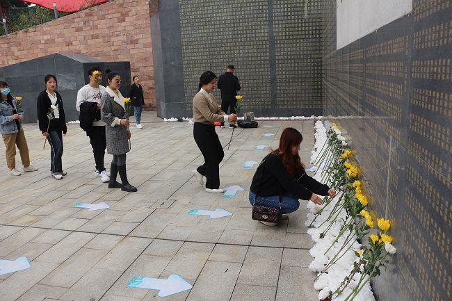 献花。张钊林  摄（建图）.jpg