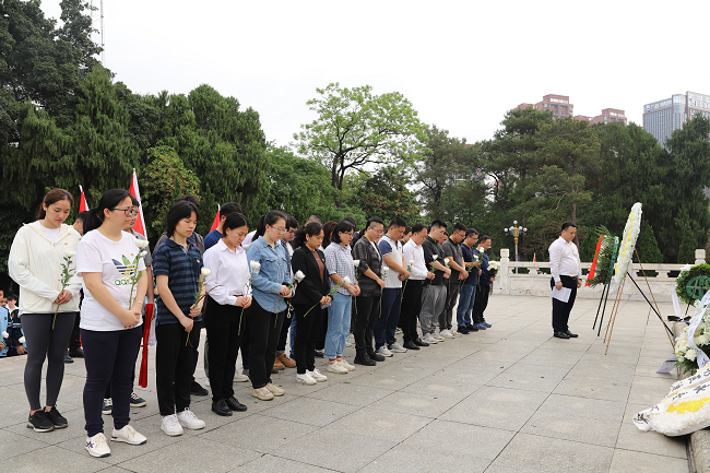 整个默哀。林成斌 摄（建图）.png