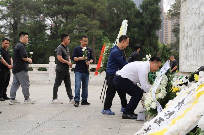 敬献白菊。林成斌 摄（建图）.jpg