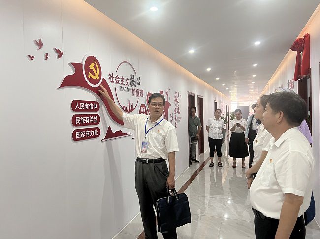 参观党建文化长廊。卢丽君 摄（建图）.jpg