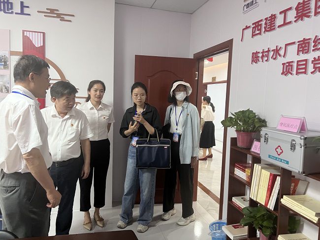 查看党建设施建设情况。卢丽君 摄（建图）.jpg