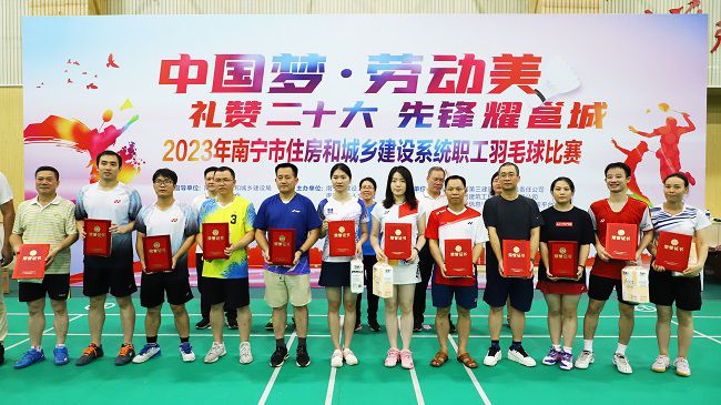 公司获优良组织奖，李天阳代表公司上台领奖。.jpg