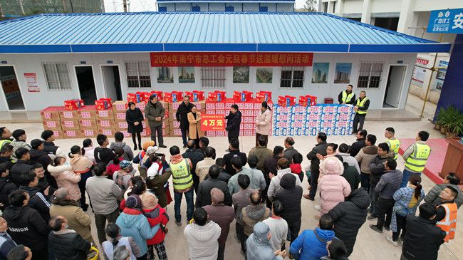 送温暖现场。（建图）.jpg
