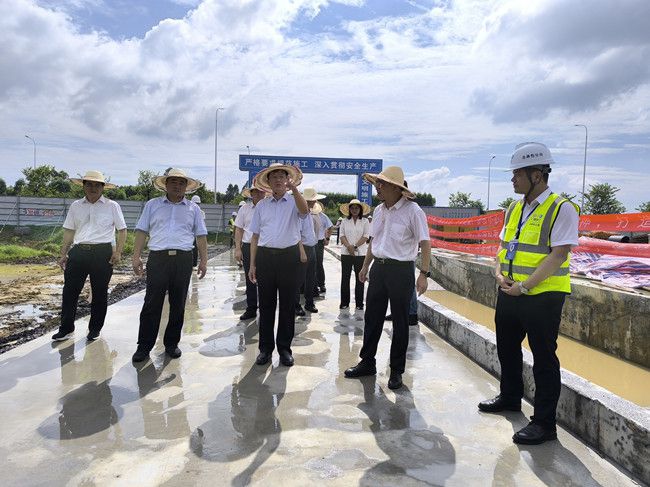 何朝建在项目现场。江家兵摄（建图）.jpg