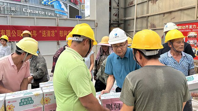 发放慰问品1。容芝雅 摄（建图）.jpg