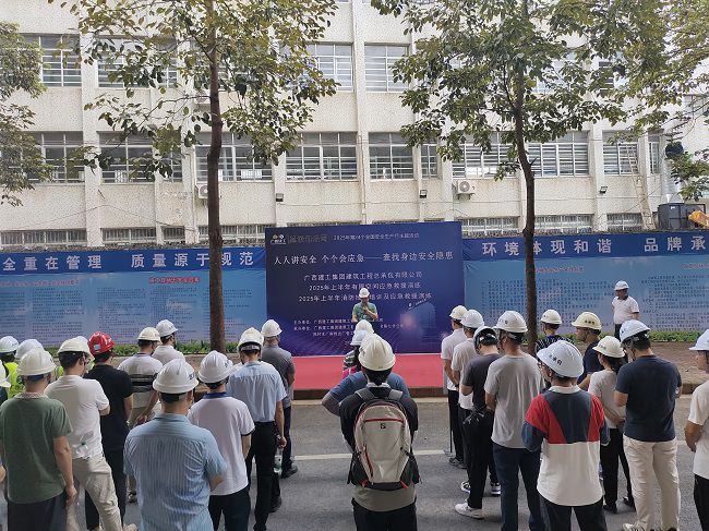 莫志元做演练带头和颁发演练起头；票ι 摄（建图）.jpg