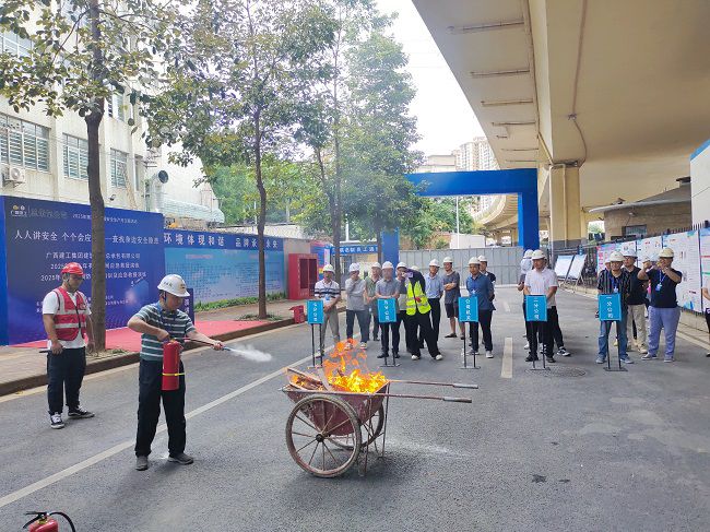 梅锦辉示芳火器操作；票ι 摄（建图）.jpg