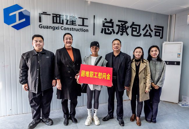 慰问难题职工蓝丽丽。郭奎君摄（建图0）.jpg