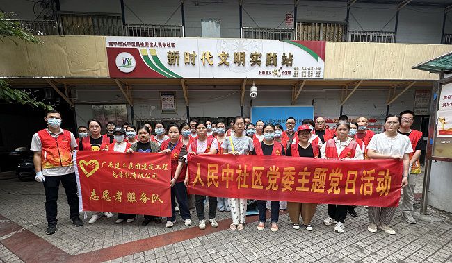 总承包公司自愿者与社区工作人员合影。王莹摄（建图）.jpg