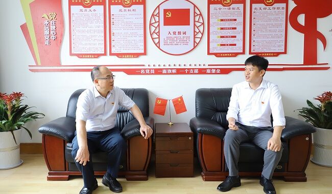 慰问党员。郑诗宝 摄（建图版）.jpg
